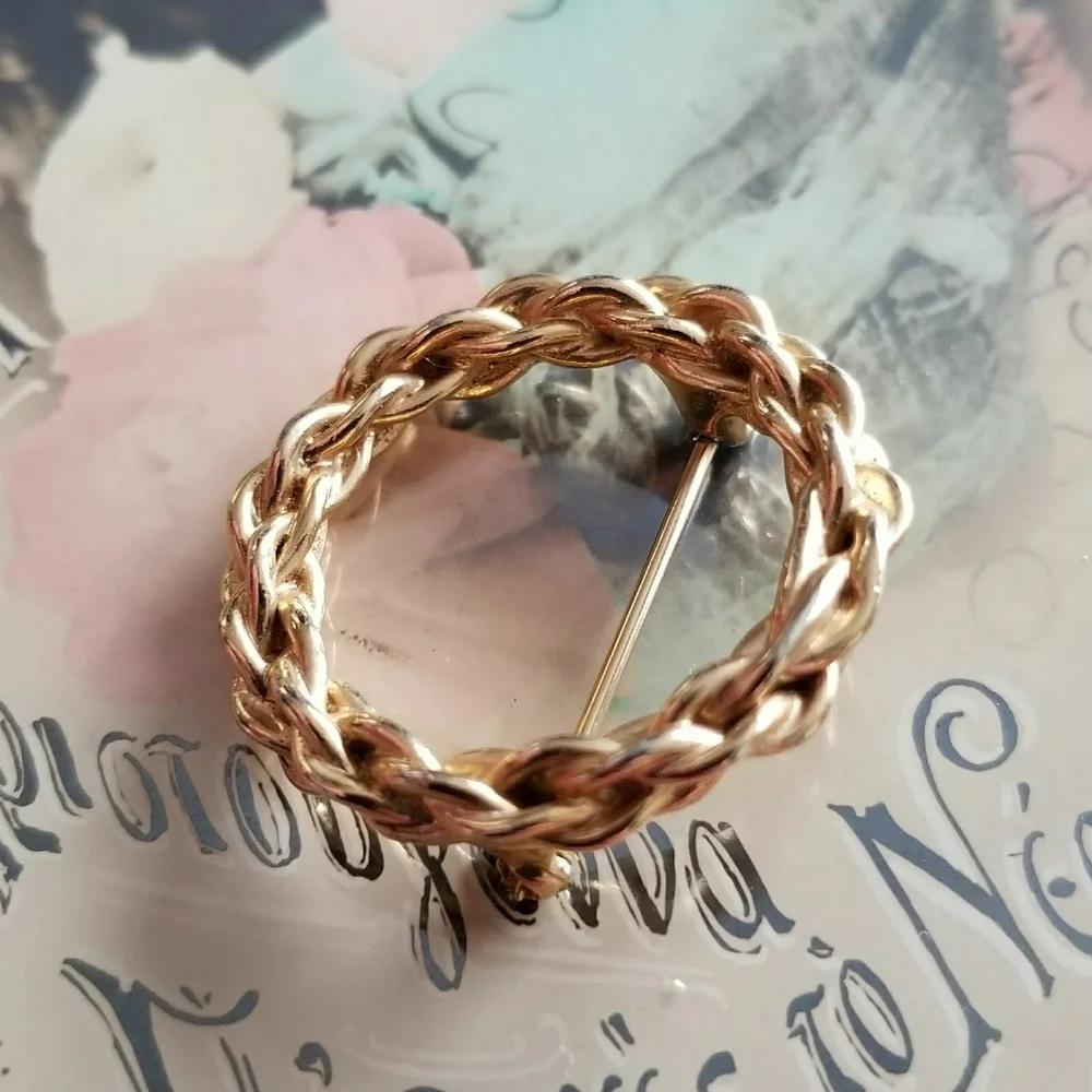 Vintage circle brooch small gold tone chain design